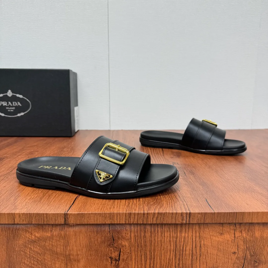 Batch 580 Prada/Prada's new men's straight style genuine leather slippers. Retro inspiration and modern lines coexist harmoniously. The dynamic design is decorated with the brand's iconic symbols and characteristic details. Genuine leather bottom layer, inner calfskin upper including stone pattern cowhide, smooth calfskin, and classic canvas three-logo pattern are available in three styles. It is decorated with genuine leather buckle straps, metal buckle details, and embellished with gold classic enamel brand logo details. Thin rubber soles are standard, and a complete package! Size: 39-40-41-42-43-44-45 Leather shoe size Item number: 2X3064 cowhide